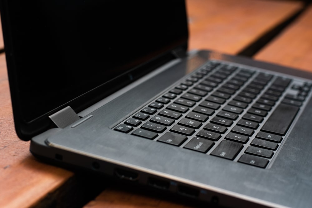 Refurbished laptop components including battery, screen, and keyboard